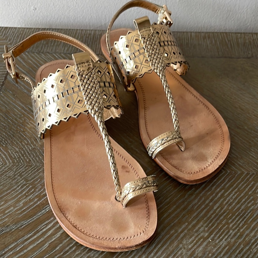 BCBG MAXAZRIA sandal. Goldish/copper Color. Size 6.5